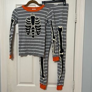 Hanna Anderson Glow in the dark 💡skeleton PJ set, EUC, size 12